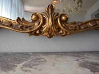 Credenza in stile '700 Francese in legno massello di Produzione Artigianale. Dotata di due cassetti e due ante intarsiate in noce, piano in marmo con possibilità di restauro e specchiera intagliata a mano con laccatura in oro. Scontata del -19%. Offerta Outlet Mobilgross