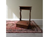 Inginocchiatoio in legno con imbottitura rivestita in pelle. L' inginocchiatoio presenta un gradino inferiore con fascia rettilinea, sostegni laterali sagomati e piano di appoggio superiore e vano porta oggetti con sportello apribile. Scontato del -52%. Offerta Outlet Mobilgross