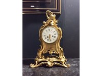 Orologio di Antiquariato da appoggio in stile 800' Francese in metallo bagnato oro , funzionante , con carica sul retro meccanica a chiavetta.