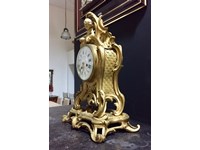 Orologio di Antiquariato da appoggio in stile 800' Francese in metallo bagnato oro , funzionante , con carica sul retro meccanica a chiavetta.