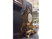 Orologio di Antiquariato da appoggio in stile 800' Francese in metallo bagnato oro , funzionante , con carica sul retro meccanica a chiavetta.