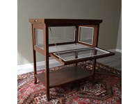 Tavolino teca inglese in legno massello. I fianchi lunghi sono incernierati. Scontato del -50%. Offerta Outlet Mobilgross