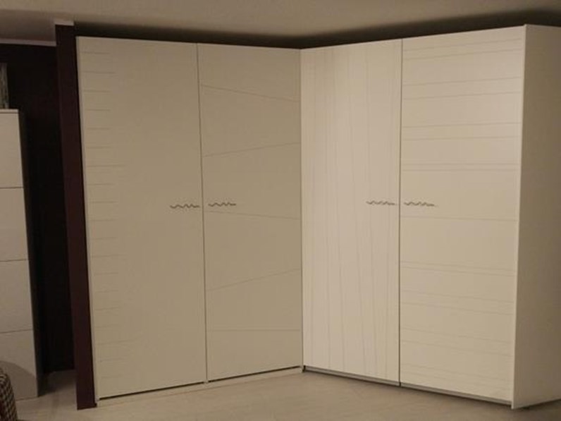 Armadio 4 ante angolare Klou Battistella laminato bianco con decoro riga Armadio 4 ante angolare Klou Battistella laminato bianco con decoro riga