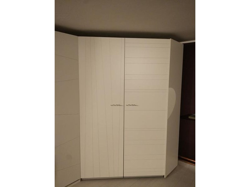 Armadio 4 ante angolare Klou Battistella laminato bianco con decoro riga Armadio 4 ante angolare Klou Battistella laminato bianco con decoro riga