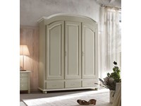 Armadio a tre ante con tre cassetti in legno pattinato beige