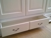 Armadio in legno stile classicolo colore bianco