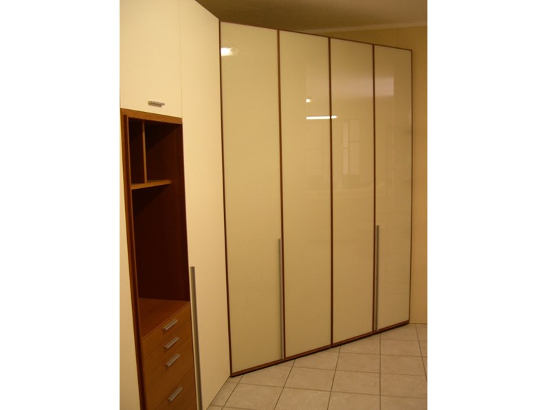 ARMADIO ANGOLARE CON CABINA ARMADIO ANGOLARE CON CABINA