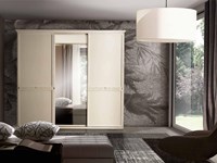 Armadio pattinato beige stile classico in legno impiallacciato