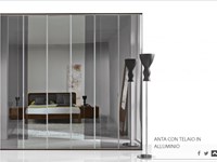 Armadio Colombini modello M538 linea Golf. Armadio con anta con telaio in alluminio e coppia di zoccoli su misura.