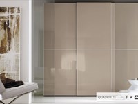 Armadio Colombini modello M551 linea Golf. Armadio con ante scorrevoli Quadrotti in finitura visone lux.