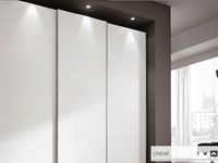 Armadio Colombini modello M553 linea Golf. Armadio con ante scorrevoli Linear in frassino bianco puro.