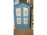 Armadio decorato artigianale a due ante con due cassetti