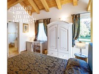 Armadio decorato in legno mobile artigianale