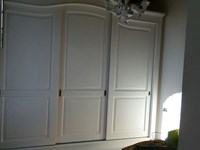 armadio a tre ante scorrevoli in legno massello di noce stile classico schiabby chic