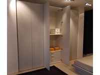 ARMADIO Novamobili design anta Liscia in finitura laminato materico color grigio nuvola Offerta Outlet Mobilgross .SCONTATO DEL -50%