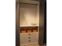 ARMADIO Orme design anta Gola in finitura laccato opaco color grigio antracite. Offerta Outlet Mobilgross .SCONTATO DEL -39%
