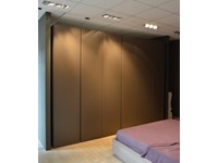 ARMADIO Orme design anta Gola in finitura laccato opaco color grigio antracite. Offerta Outlet Mobilgross .SCONTATO DEL -39%