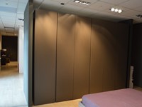 ARMADIO Orme design anta Gola in finitura laccato opaco color grigio antracite. Offerta Outlet Mobilgross .SCONTATO DEL -39%