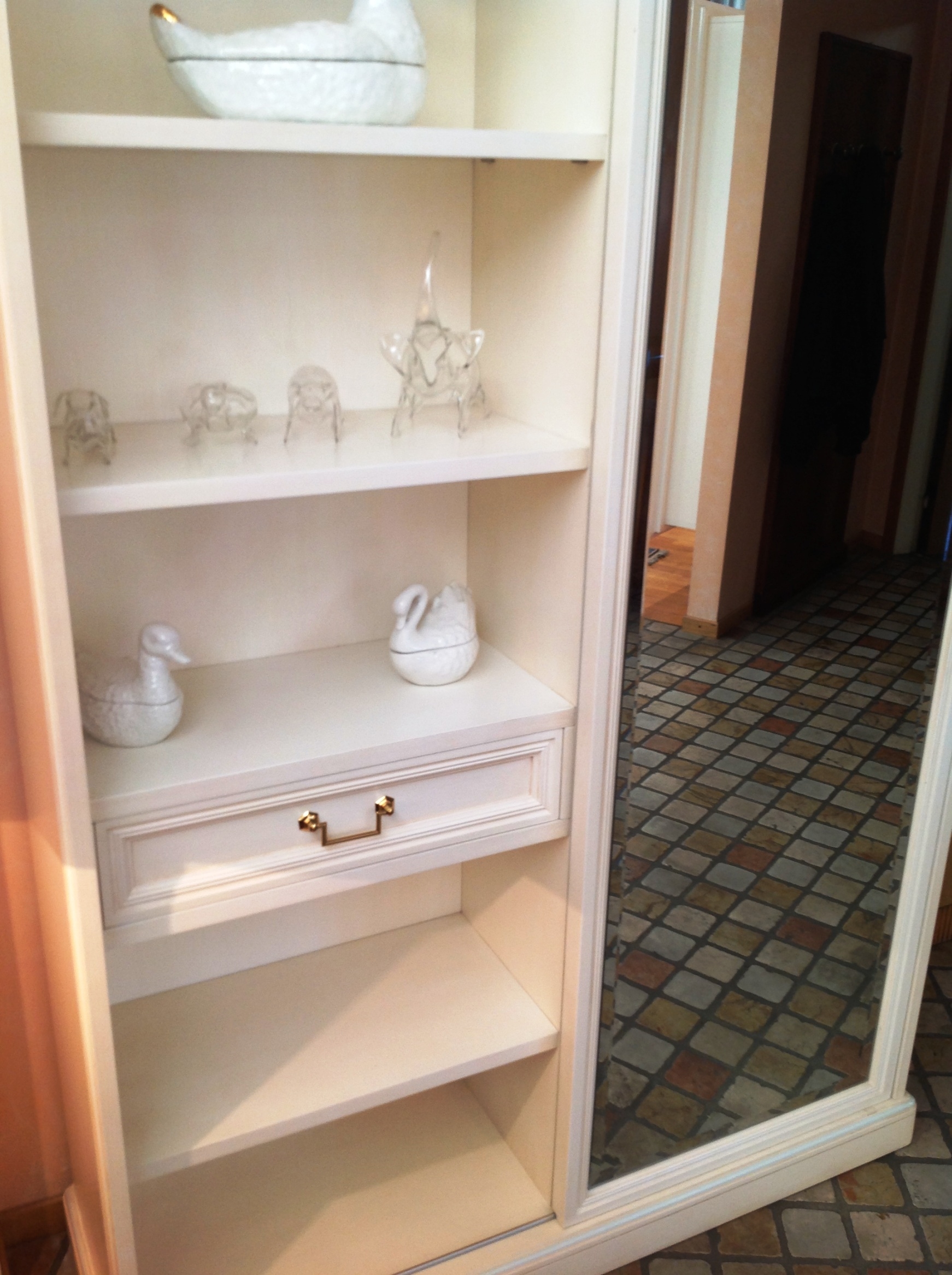 Armadio per ingresso in legno laccato bianco patinato con anta ... Armadio per ingresso in legno laccato bianco patinato con anta ...