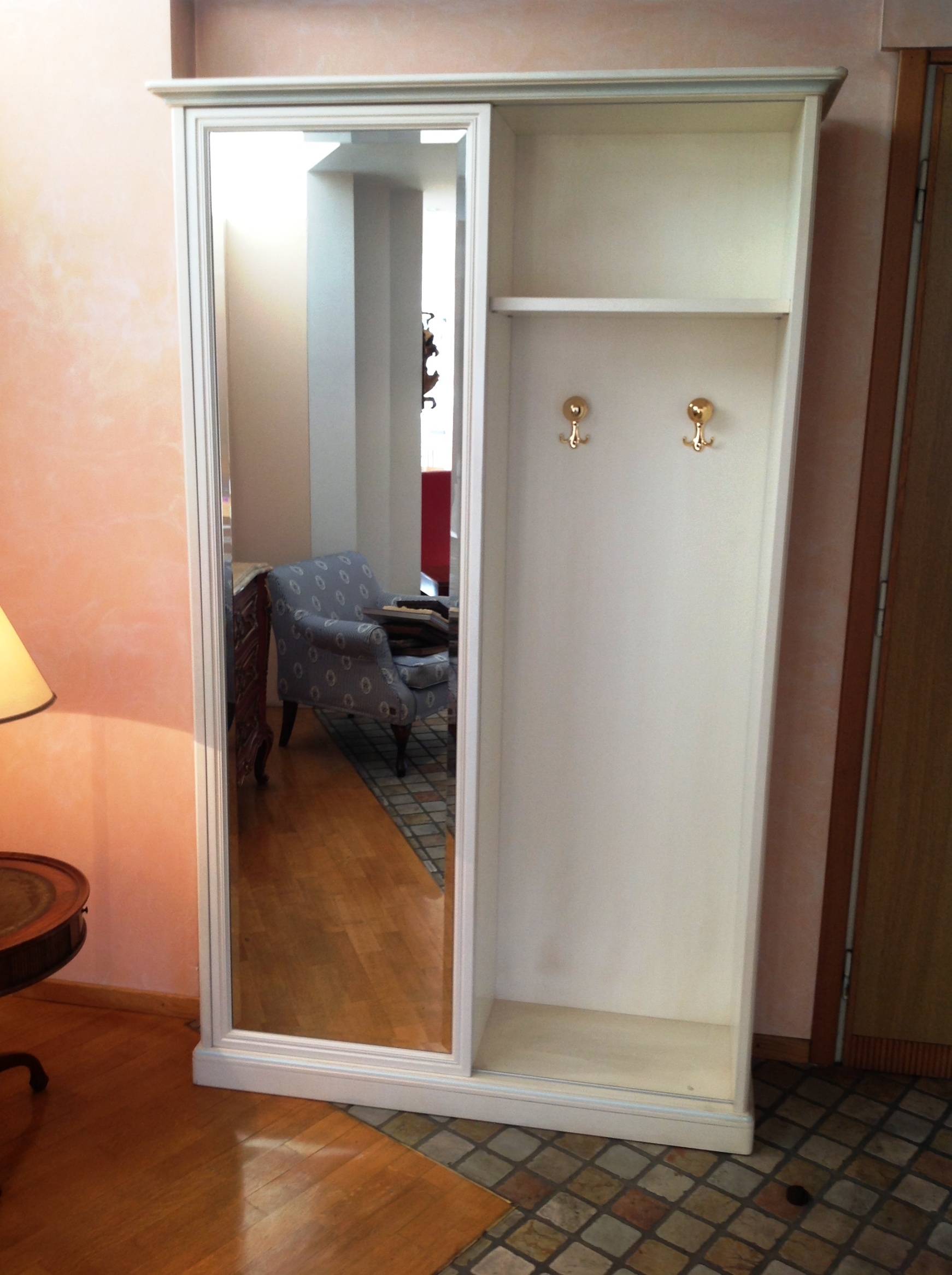 Armadio per ingresso in legno laccato bianco patinato con anta ...
