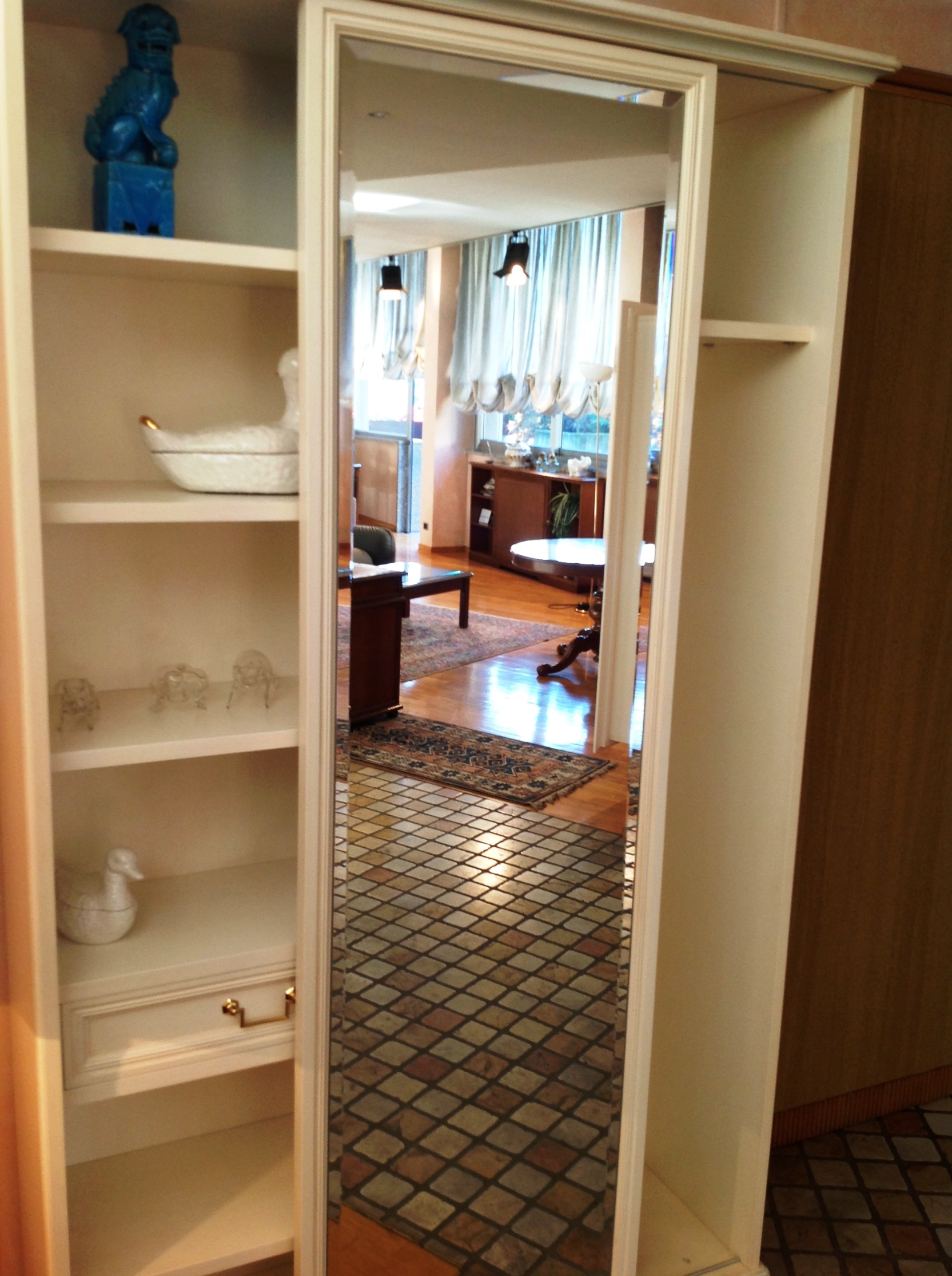 Armadio per ingresso in legno laccato bianco patinato con anta ... Armadio per ingresso in legno laccato bianco patinato con anta ...