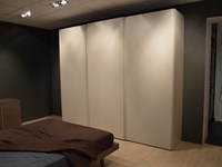 ARMADIO San Giacomo design anta Liscia con gola in finitura laccato color canapa opaco. Offerta Outlet Mobilgross .SCONTATO DEL -30%