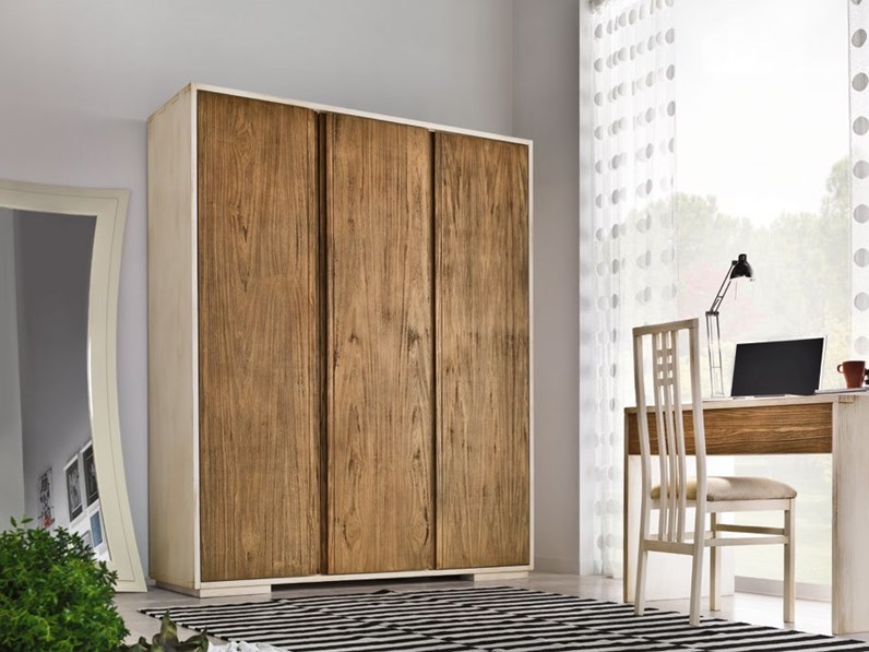 Armadio a tre ante battenti in legno scontato del -30 % Armadio a tre ante battenti in legno scontato del -30 %