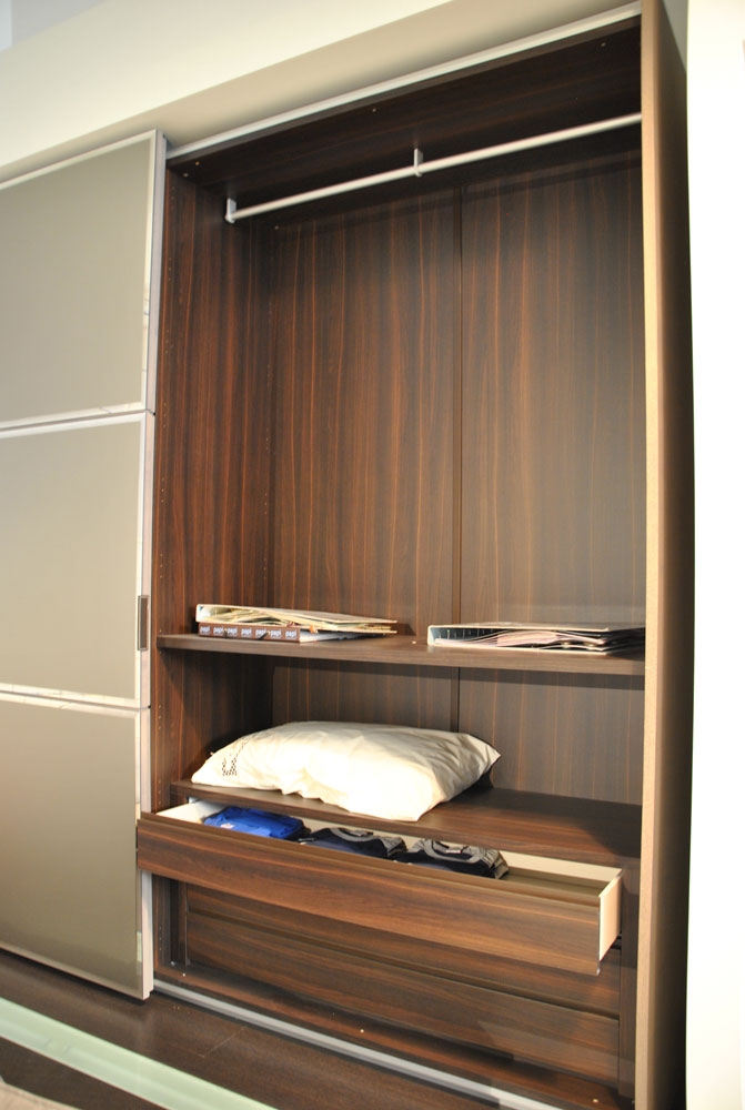 Promozione armadio a due ante scorrevoli finitura specchio bronzo ...