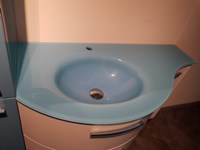 dettaglio top vetro con lavello integrato