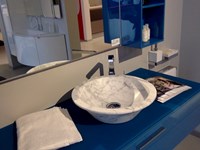 Lavabo bianco in Marmo di Carrara con miscelatore cromato Grohe