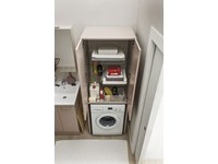 Composizione bagno 9 Arbi linea Ho.Me Laundry. La composizione è composta da una specchiera, una colonna portalavatrice e una combo.