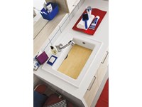 il lavabo è profondo e può avere un asse per lavare