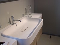Lavabo bianco con miscelatore cromato Nobili