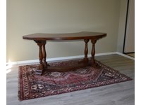 Scrivania curva con struttura e piano d'appoggio in legno massello di Produzione Artigianale. Scontata del -54%.