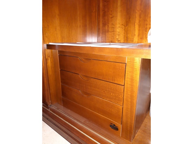 Credenza in legno con oggetti decorativi piatti set completo Napoli