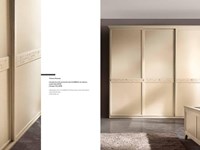 Armadio molto capiente dalle linee semplici ma eleganti con decoro