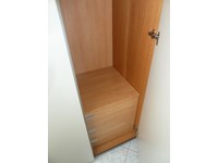 Camera completa di Vittoria, laccata opaco corda, frassino poro aperto laccato corda e rovere moro e con letto imbottito, rivestito in ecopelle marrone scuro e rete con meccanismo alzabile contenitore. Con armadio battente angolare in tamburato