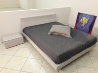 Letto modello Terence laccato lucido gianduia completo di comodini e comò