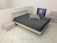 Letto modello Terence laccato lucido gianduia completo di comodini e comò