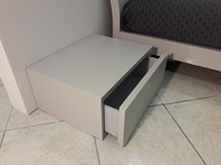 Comodino Tetris laccato opaco in offerta con camera matrimoniale