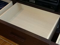 CASSETTIERA SFALSATA MODERNA IN LAMINATO SCONTATA DEL -50%