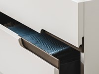 Particolare del cassetto con unghiatura in similpelle