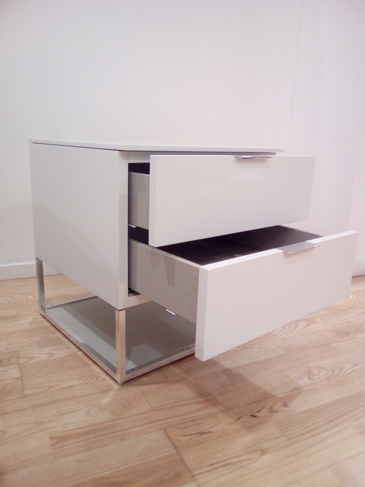 Comodino molteni 909 design laccato opaco scontato 32% camere da ... Comodini moderni di design
