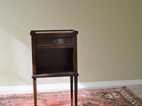 Comodino in noce con comodo cassetto porta oggetti doato di maniglia in ottone e ripiano sottostante. I Comodini sono stati progettati e prodotti in Italia. Scontato del -61%. Dimensioni ( Lunghezza 46 x Profondità 32 x Altezza 80 )cm. Offerta Outlet Mobilgross
