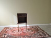 Comodino in noce con comodo cassetto porta oggetti doato di maniglia in ottone e ripiano sottostante. I Comodini sono stati progettati e prodotti in Italia. Scontato del -61%. Dimensioni ( Lunghezza 46 x Profondità 32 x Altezza 80 )cm. Offerta Outlet Mobilgross