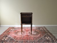 Comodino in noce con comodo cassetto porta oggetti doato di maniglia in ottone e ripiano sottostante. I Comodini sono stati progettati e prodotti in Italia. Scontato del -61%. Dimensioni ( Lunghezza 46 x Profondità 32 x Altezza 80 )cm. Offerta Outlet Mobilgross
