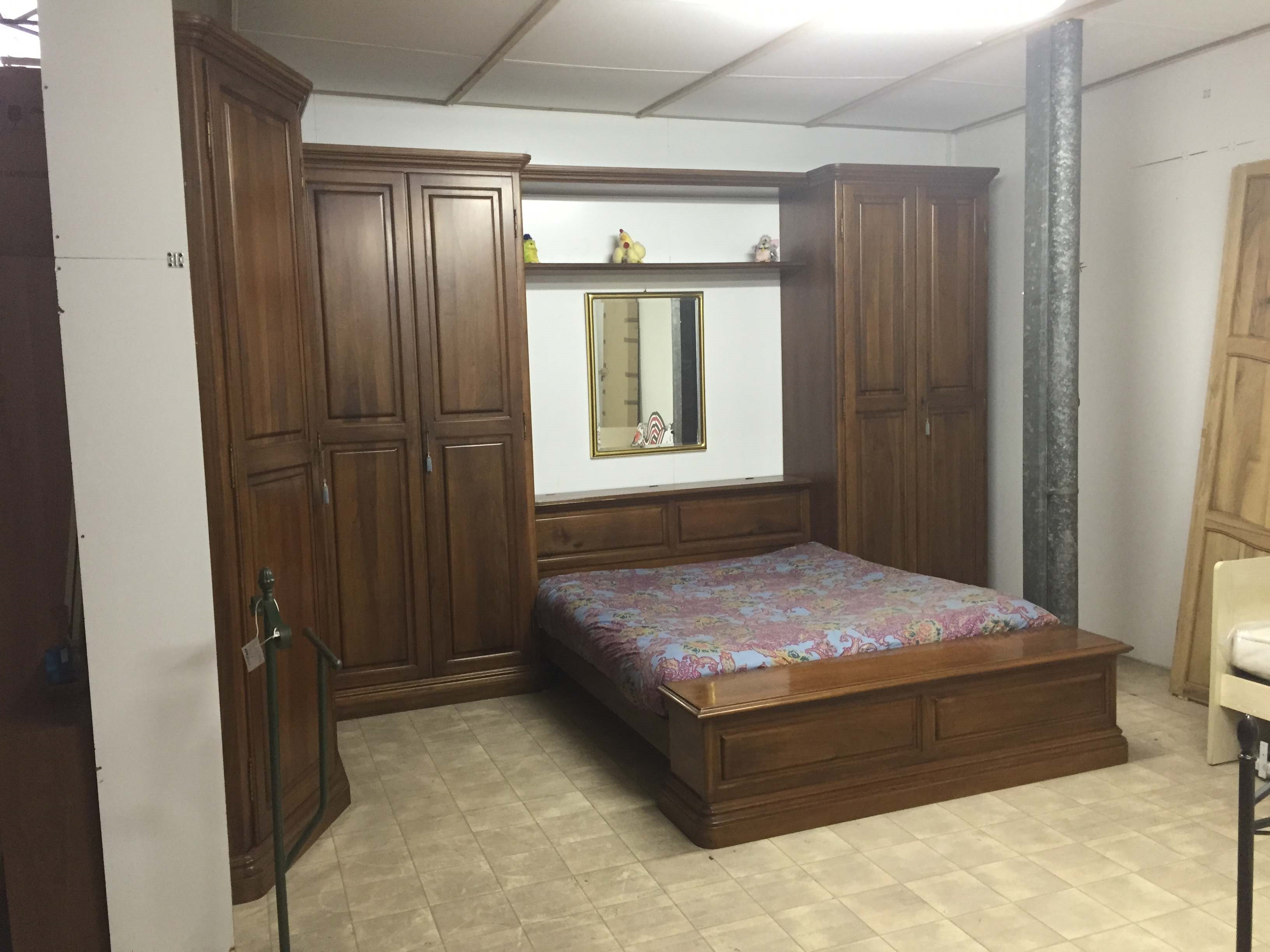 Offerta camera con armadio ad angolo noce nazionale. camere da ... Armadio ante scorrevoli shabby