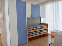 Offerta per una cameretta con cabina e armadio a ponte con angolo studio scontata del 50%