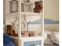 cameretta per bambini in legno con particolari laccati azzurri