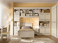 Cameretta Beverly con particolari colorati con un letto di qualitą